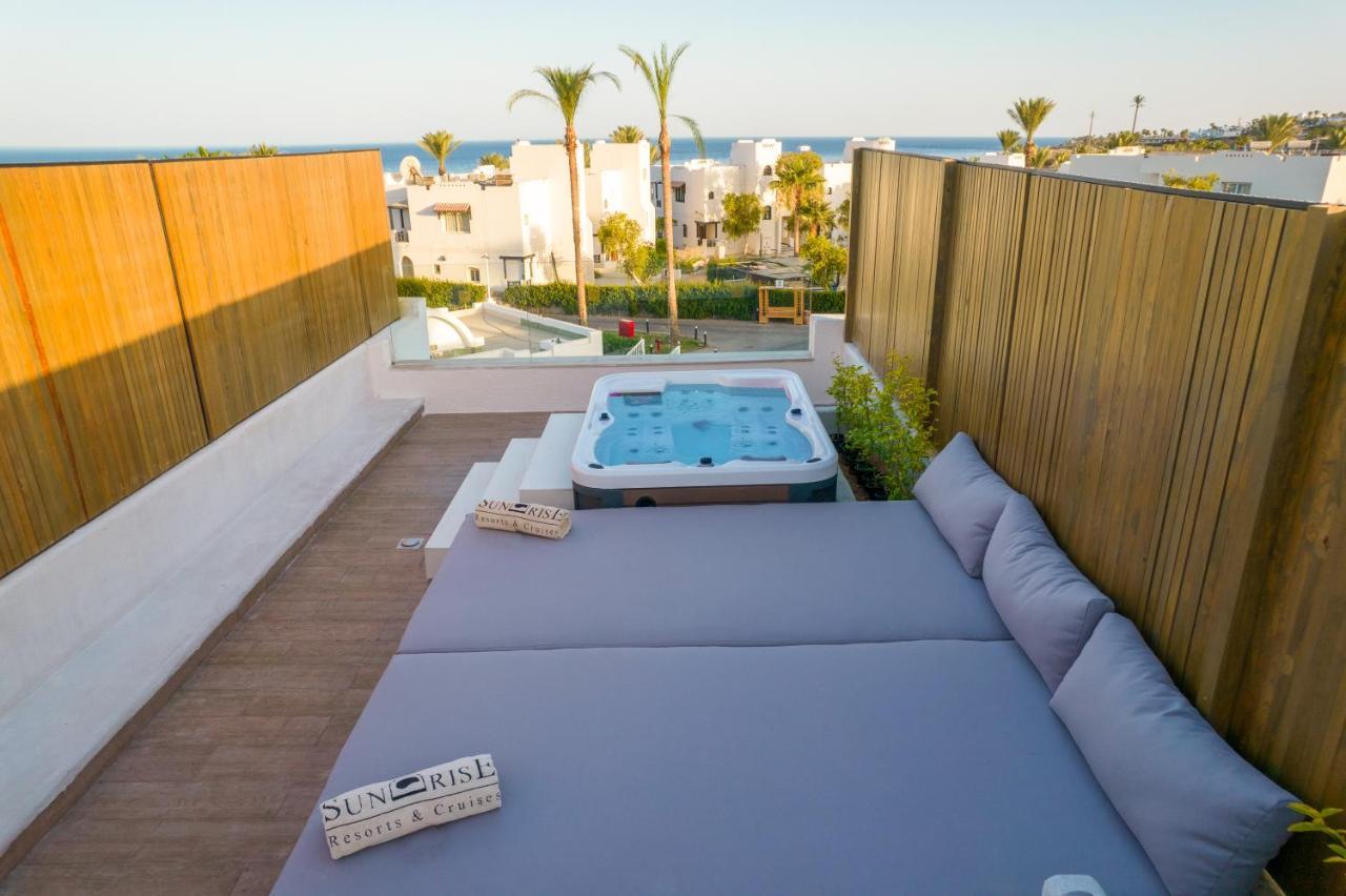 صن رايز دايموند بيتش ريزورت شرم الشيخ المظهر الخارجي الصورة A rooftop hot tub