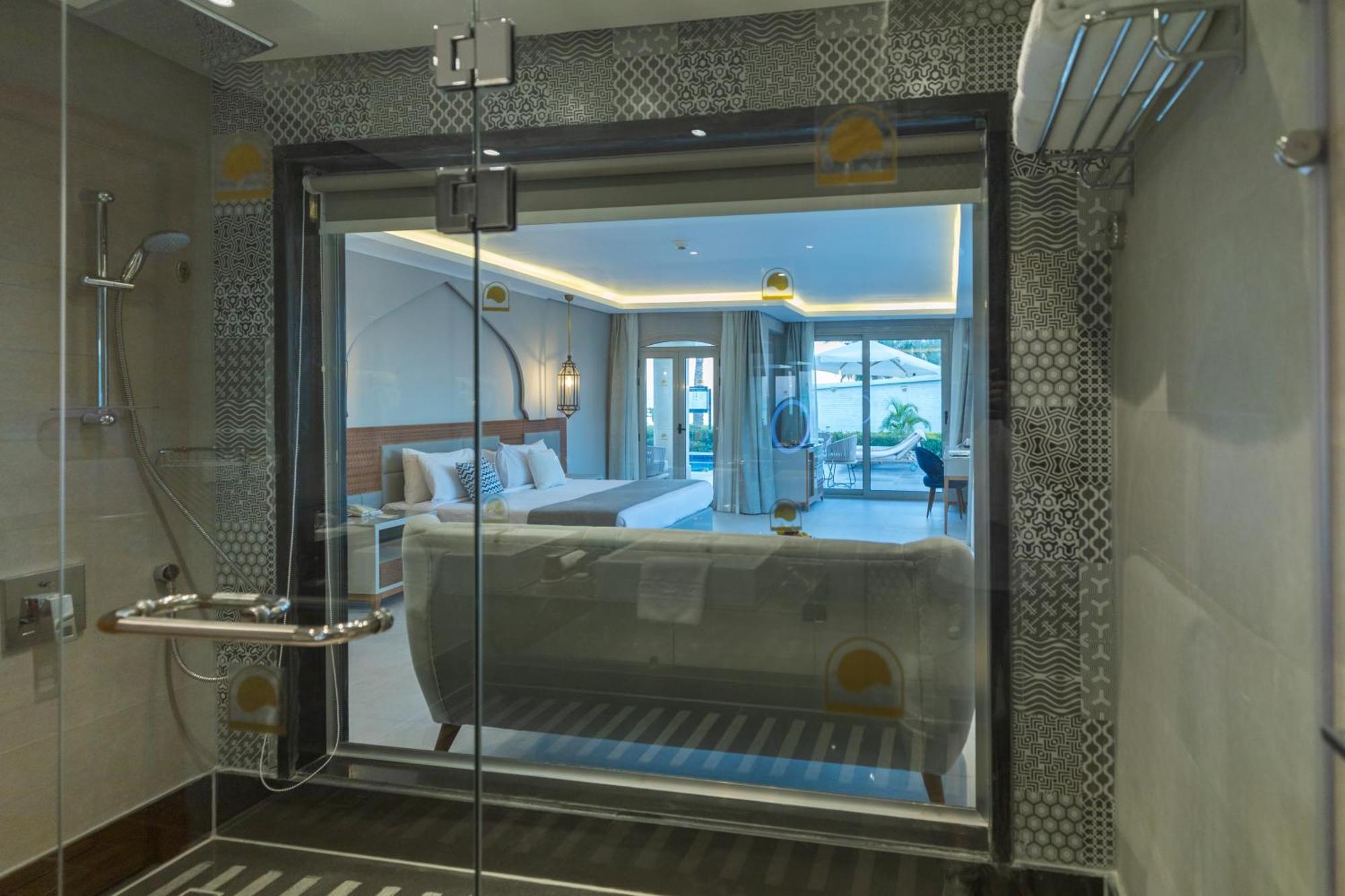 صن رايز دايموند بيتش ريزورت شرم الشيخ الغرفة الصورة A shower with a glass door